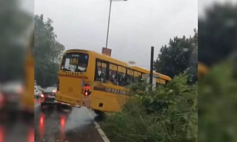 ਡਿਵਾਈਡਰ 'ਤੇ ਚੜ੍ਹਾਈ ਬੱਚਿਆਂ ਨਾਲ ਭਰੀ ਸਕੂਲ ਬੱਸ, ਜਾਮ ਤੋਂ ਬਚਣ ਲਈ ਖਤਰੇ 'ਚ ਪਾਈ ਮਾਸੂਮਾਂ ਦੀ ਜਾਨ ਡਿਵਾਈਡਰ 'ਤੇ ਚੜ੍ਹਾਈ ਬੱਚਿਆਂ ਨਾਲ ਭਰੀ ਸਕੂਲ ਬੱਸ, ਜਾਮ ਤੋਂ ਬਚਣ ਲਈ ਖਤਰੇ 'ਚ ਪਾਈ ਮਾਸੂਮਾਂ ਦੀ ਜਾਨ