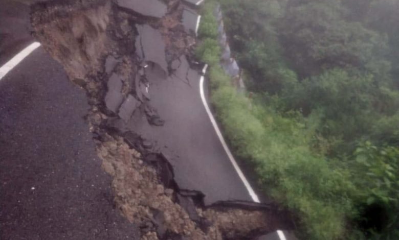 ਭਾਰੀ ਮੀਂਹ ਕਾਰਨ ਪਠਾਨਕੋਟ-ਚੰਬਾ ਨੈਸ਼ਨਲ ਹਾਈਵੇਅ 'ਤੇ ਧਸੀ ਸੜਕ, ਆਵਾਜਾਈ ਬੰਦ ਭਾਰੀ ਮੀਂਹ ਕਾਰਨ ਪਠਾਨਕੋਟ-ਚੰਬਾ ਨੈਸ਼ਨਲ ਹਾਈਵੇਅ 'ਤੇ ਧਸੀ ਸੜਕ, ਆਵਾਜਾਈ ਬੰਦ