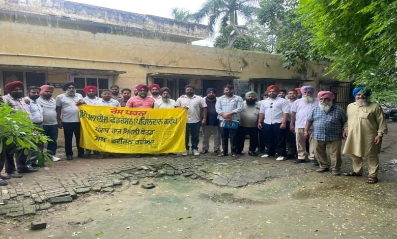 ਬਿਜਲੀ ਬੋਰਡ ਮੈਨੇਜਮੈਂਟ ਤੇ ਪੰਜਾਬ ਸਰਕਾਰ ਖ਼ਿਲਾਫ਼ ਕੀਤੀ ਨਾਅਰੇਬਾਜ਼ੀ ਬਿਜਲੀ ਬੋਰਡ ਮੈਨੇਜਮੈਂਟ ਤੇ ਪੰਜਾਬ ਸਰਕਾਰ ਖ਼ਿਲਾਫ਼ ਕੀਤੀ ਨਾਅਰੇਬਾਜ਼ੀ