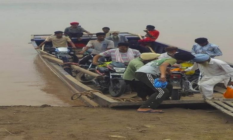 ਆਜ਼ਾਦੀ ਦੇ ਜਸ਼ਨਾਂ ’ਚ ਮਕੌੜਾ ਪੱਤਣ ਤੋਂ ਪਾਰ ਸੱਤ ਪਿੰਡਾਂ ਦੇ ਲੋਕ ਖ਼ੁਦ ਨੂੰ ਸਮਝਦੇ ਹਨ ਗ਼ੁਲਾਮ ਆਜ਼ਾਦੀ ਦੇ ਜਸ਼ਨਾਂ ’ਚ ਮਕੌੜਾ ਪੱਤਣ ਤੋਂ ਪਾਰ ਸੱਤ ਪਿੰਡਾਂ ਦੇ ਲੋਕ ਖ਼ੁਦ ਨੂੰ ਸਮਝਦੇ ਹਨ ਗ਼ੁਲਾਮ