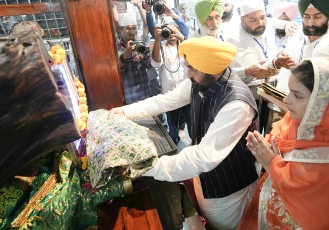 ਮੁੱਖ ਮੰਤਰੀ ਨੇ ਟਿੱਲਾ ਬਾਬਾ ਸ਼ੇਖ ਫ਼ਰੀਦ ਵਿਖੇ ਮੱਥਾ ਟੇਕਿਆ