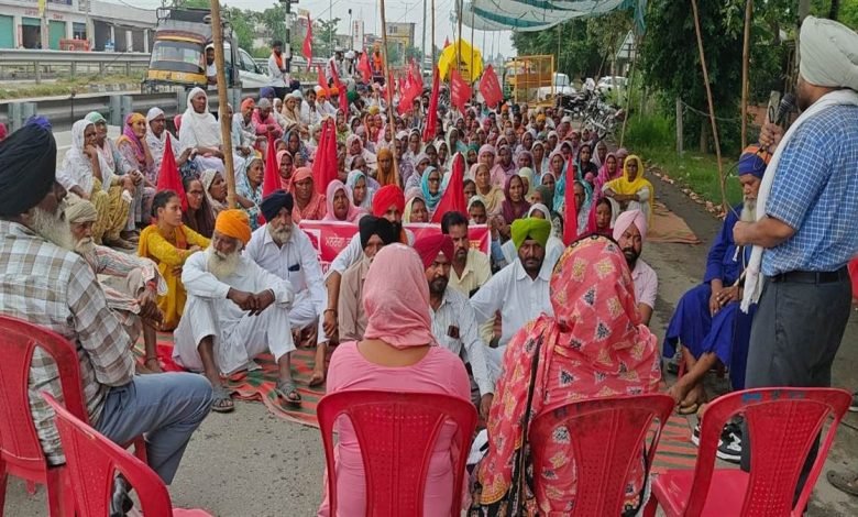 ਮੰਗਾਂ ਨੂੰ ਲੈ ਕੇ ਮਨਰੇਗਾ ਵਰਕਰਾਂ ਨੇ ਦਿੱਤਾ ਡੀਸੀ ਦਫ਼ਤਰ ਅੱਗੇ ਲਾਇਆ ਧਰਨਾ