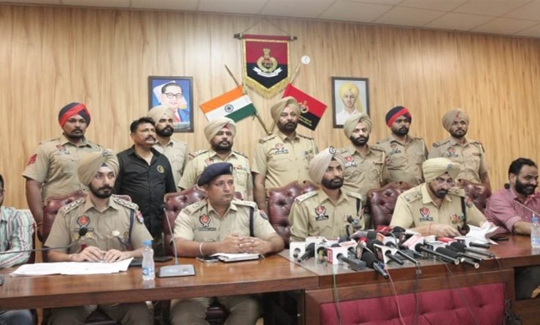 ਲੁੱਟਾਂ-ਖੋਹਾਂ ਕਰਨ ਵਾਲਾ 3 ਮੈਂਬਰੀ ਗਿਰੋਹ ਗ੍ਰਿਫਤਾਰ ਲੁੱਟਾਂ-ਖੋਹਾਂ ਕਰਨ ਵਾਲਾ 3 ਮੈਂਬਰੀ ਗਿਰੋਹ ਗ੍ਰਿਫਤਾਰ