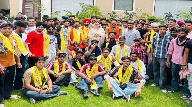 ਵੱਖ-ਵੱਖ ਰਾਜਨੀਤਿਕ ਪਾਰਟੀਆਂ ਨੂੰ ਅਲਵਿਦਾ ਆਖ ਨੌਜਵਾਨ ਆਮ ਆਦਮੀ ਪਾਰਟੀ ‘ਚ ਹੋਏ ਸ਼ਾਮਲ