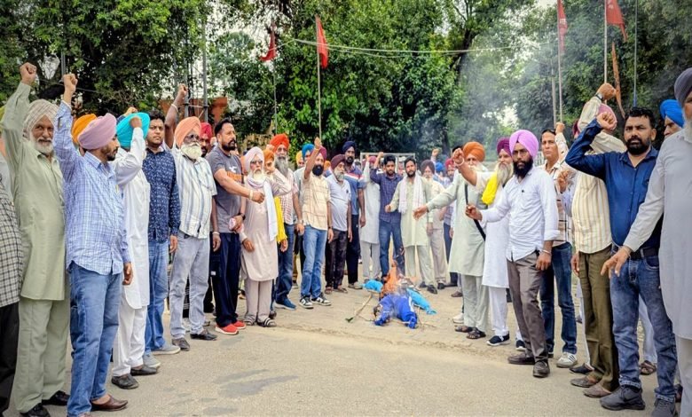 ਬਿਜਲੀ ਮੁਲਾਜ਼ਮਾਂ ਦੂਸਰੇ ਦਿਨ ਮੁੱਖ ਮੰਤਰੀ ਦਾ ਪੁਤਲਾ ਫੂਕਿਆ