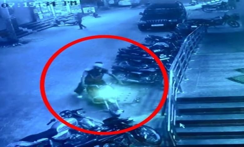 ਹਸਪਤਾਲ ਦੇ ਬਾਹਰ ਖੜ੍ਹਾ ਮੋਟਰਸਾਈਕਲ ਚੋਰੀ