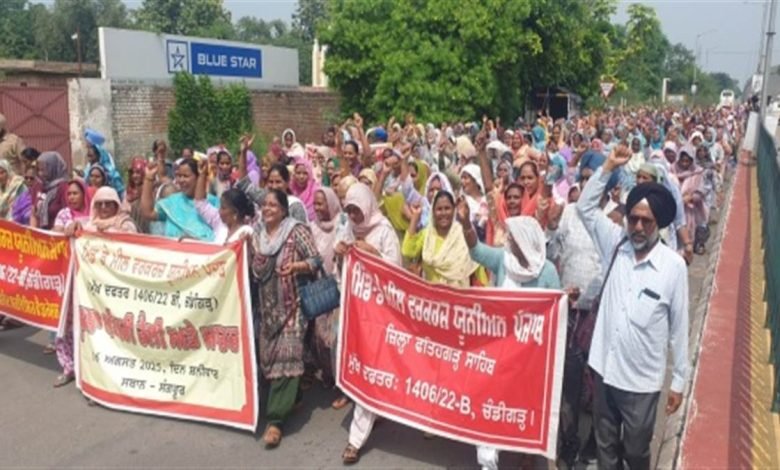 ਮਿਡ-ਡੇ-ਮੀਲ ਵਰਕਰਾਂ ਨੇ ਮੁੱਖ ਮੰਤਰੀ ਦੀ ਰਿਹਾਇਸ਼ ਵੱਲ ਕੀਤਾ ਰੋਸ ਮੁਜ਼ਾਹਰਾ ਮਿਡ-ਡੇ-ਮੀਲ ਵਰਕਰਾਂ ਨੇ ਮੁੱਖ ਮੰਤਰੀ ਦੀ ਰਿਹਾਇਸ਼ ਵੱਲ ਕੀਤਾ ਰੋਸ ਮੁਜ਼ਾਹਰਾ