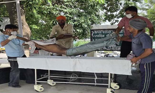 ਡਾਕਟਰ ਸਾਬ੍ਹ ਆਰਾਮ ਫਰਮਾਉਂਦੇ ਰਹੇ, ਬਾਹਰ ਪਏ ਮਰੀਜ਼ ਦੀ ਗਈ ਜਾਨ