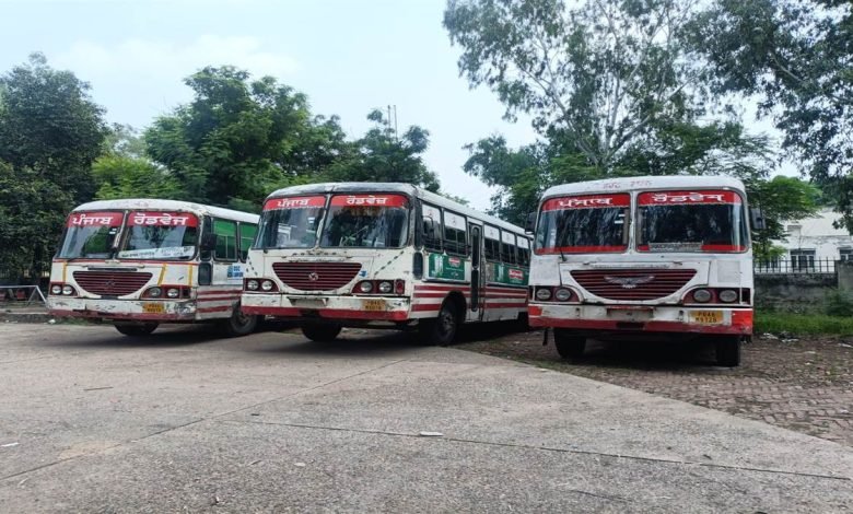 ਰੋਡਵੇਜ਼ ਦੇ ਠੇਕਾ ਕਾਮਿਆਂ ਨੇ ਬੱਸਾ ਦਾ ਚੱਕਾ ਜਾਮ ਕਰ ਕੇ ਕੀਤਾ ਪ੍ਰਦਰਸ਼ਨ, ਏਡੀਓ ਦਾ ਫੂਕਿਆ ਪੁਤਲਾ