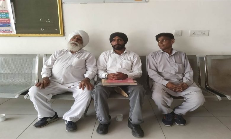 ਸ਼ਹੀਦ ਦੇ ਪੋਤੇ ਨੂੰ ਪਹਿਲਾਂ ਸਟੇਜ ’ਤੇ ਬਿਠਾਇਆ ਫਿਰ ਕਮਰੇ ’ਚ ਕਰ’ਤਾ ਬੰਦ