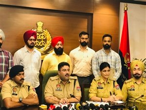ਮੁਹਾਲੀ ਪੁਲਿਸ ਦੀ ਵੱਡੀ ਕਾਰਵਾਈ: 'ਡਿਜੀਟਲ ਅਰੈਸਟ' ਠੱਗੀ ਕਰਨ ਵਾਲੇ ਗੈਂਗ ਦੇ 6 ਮੈਂਬਰ ਗ੍ਰਿਫ਼ਤਾਰ ਮੁਹਾਲੀ ਪੁਲਿਸ ਦੀ ਵੱਡੀ ਕਾਰਵਾਈ: 'ਡਿਜੀਟਲ ਅਰੈਸਟ' ਠੱਗੀ ਕਰਨ ਵਾਲੇ ਗੈਂਗ ਦੇ 6 ਮੈਂਬਰ ਗ੍ਰਿਫ਼ਤਾਰ