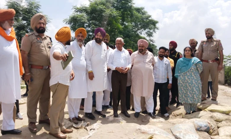 ਜਲ ਸਰੋਤ ਮੰਤਰੀ ਬਰਿੰਦਰ ਗੋਇਲ ਨੇ ਫਿਰੋਜ਼ਪੁਰ ਜ਼ਿਲ੍ਹੇ ਦੇ ਹੜ ਪ੍ਰਭਾਵਿਤ ਪਿੰਡਾਂ ਦਾ ਕੀਤਾ ਦੌਰਾ