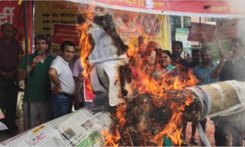 ਸੁਸਾਇਟੀ ’ਚ ਵਸਨੀਕਾਂ ਨੇ ਬਿਲਡਰ ਦਾ ਪਤਲਾ ਫੂਕਿਆ