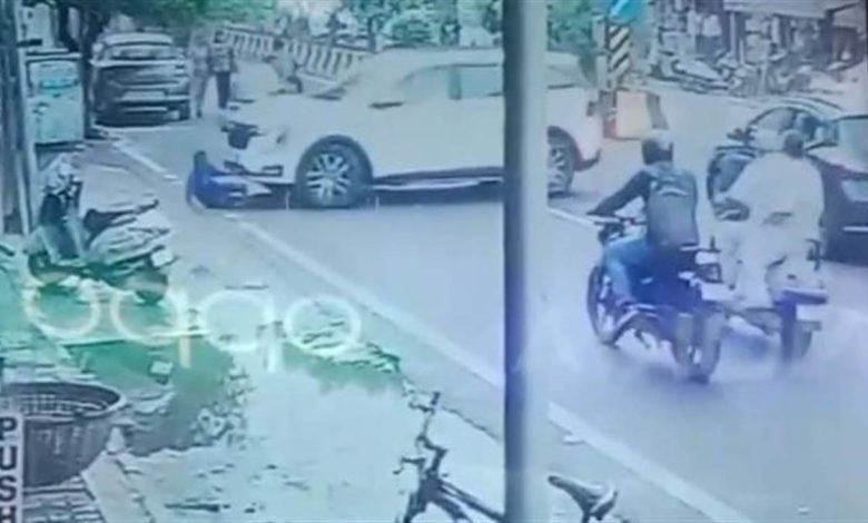 ਸਫਾਈ ਕਰ ਰਹੇ ਸੀਵਰਮੈਨ ਨੂੰ ਕਾਰ ਡਰਾਈਵਰ ਨੇ ਕੁਚਲਿਆ ਸਫਾਈ ਕਰ ਰਹੇ ਸੀਵਰਮੈਨ ਨੂੰ ਕਾਰ ਡਰਾਈਵਰ ਨੇ ਕੁਚਲਿਆ