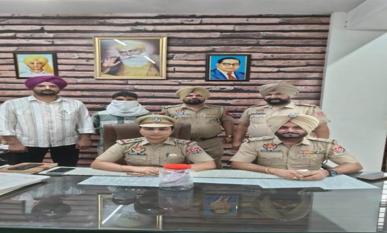 ਨਸ਼ੀਲੇ ਪਾਊਡਰ ਤੇ ਪਿਸਤੌਲ ਸਮੇਤ ਨਸ਼ਾ ਤਸਕਰ ਕਾਬੂ ਨਸ਼ੀਲੇ ਪਾਊਡਰ ਤੇ ਪਿਸਤੌਲ ਸਮੇਤ ਨਸ਼ਾ ਤਸਕਰ ਕਾਬੂ