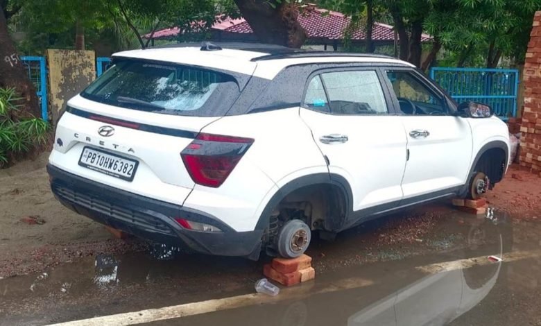 ਘਰ ਦੇ ਬਾਹਰ ਖੜ੍ਹੀਆਂ ਗੱਡੀਆਂ ਦੇ ਟਾਇਰ ਚੋਰੀ ਘਰ ਦੇ ਬਾਹਰ ਖੜ੍ਹੀਆਂ ਗੱਡੀਆਂ ਦੇ ਟਾਇਰ ਚੋਰੀ