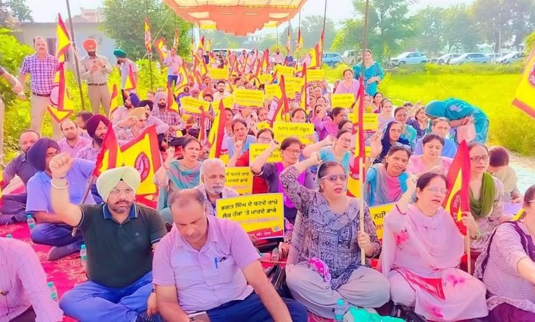 ਡੀਟੀਐੱਫ ਮੋਗਾ ਵੱਲੋਂ ਵਿਧਾਇਕ ਦੇ ਘਰ ਅੱਗੇ ਪੁਰਾਣੀ ਪੈਨਸ਼ਨ ਲਾਗੂ ਨਾ ਕਰਨ ਦੇ ਰੋਸ ਵਜੋਂ ਕੀਤਾ ਪ੍ਰਦਰਸ਼ਨ