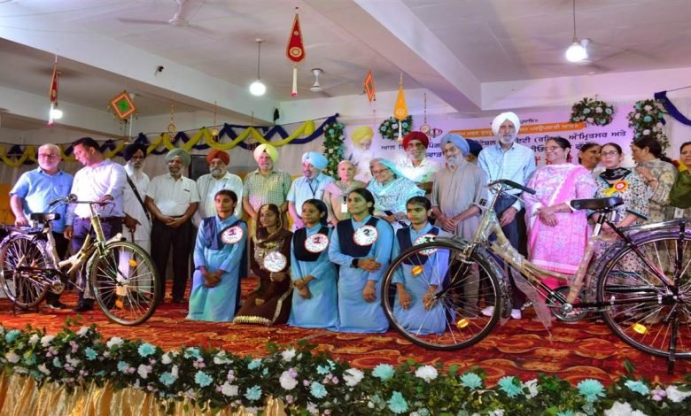 ਭਗਤ ਪੂਰਨ ਜੀ ਦੀ ਬਰਸੀ ਨੂੰ ਸਮਰਪਿਤ ਇਨਾਮ ਵੰਡ ਸਮਾਰੋਹ ਭਗਤ ਪੂਰਨ ਜੀ ਦੀ ਬਰਸੀ ਨੂੰ ਸਮਰਪਿਤ ਇਨਾਮ ਵੰਡ ਸਮਾਰੋਹ