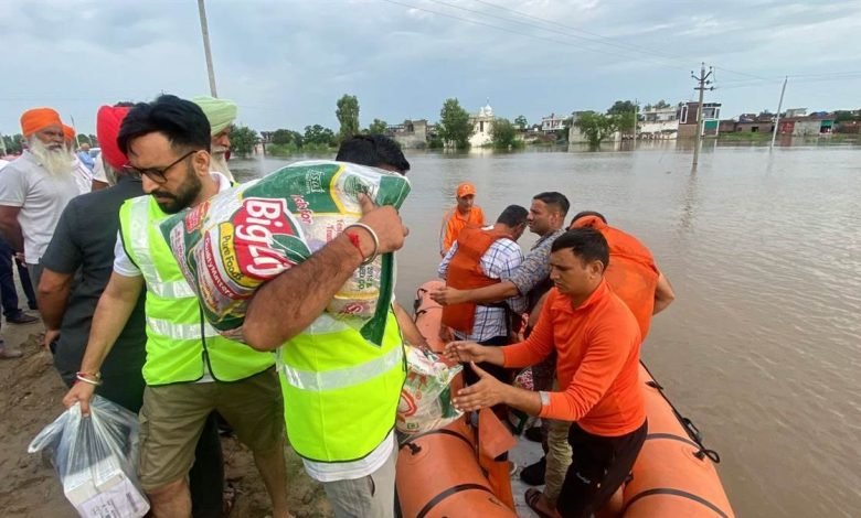 ਹੜ੍ਹ ’ਚ ਫ਼ਸੇ ਲੋਕਾਂ ਲਈ ਸੰਕਟਮੋਚਨ ਬਣੀ ਭਾਰਤੀ ਸੈਨਾ