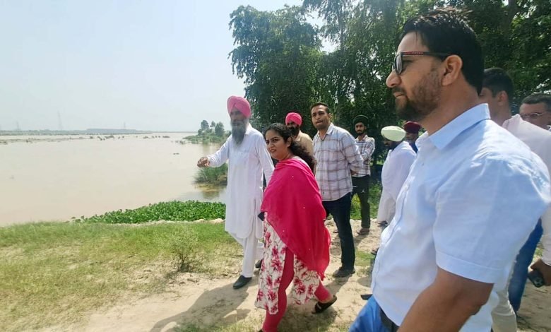ਡਿਪਟੀ ਕਮਿਸ਼ਨਰ ਨੇ ਸਤਲੁਜ ਦਰਿਆ ਨਾਲ ਲੱਗਦੇ ਪਿੰਡਾਂ ਦਾ ਦੌਰਾ ਕਰਕੇ ਬੰਨ੍ਹਾਂ ਦੀ ਸਥਿਤੀ ਦਾ ਲਿਆ ਜਾਇਜ਼ਾ