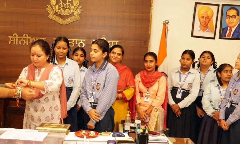 ਮਾਨਵਤਾ ਪਬਲਿਕ ਸੀਨੀਅਰ ਸੈਕੰਡਰੀ ਸਕੂਲ ਦੇ ਬੱਚਿਆਂ ਨੇ ਐਸਐਸਪੀ ਨੂੰ ਰੱਖੜੀ ਬੰਨ੍ਹੀ, ਪੁਲਿਸ ਫੋਰਸ ਦੀ ਲੰਬੀ ਉਮਰ ਦੀ ਕਾਮਨਾ ਕੀਤੀ