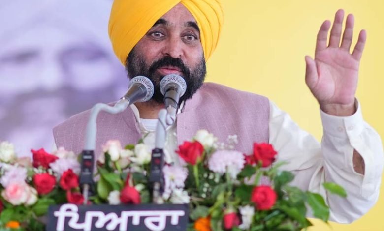 ਮਹਾਨ ਸ਼ਹੀਦਾਂ ਦੇ ਨਕਸ਼ੇ-ਕਦਮਾਂ ’ਤੇ ਚੱਲ ਕੇ ਪੰਜਾਬ ਤੇ ਪੰਜਾਬੀਆਂ ਦੀ ਸੇਵਾ ਕਰ ਰਹੇ ਹਾਂ-ਮੁੱਖ ਮੰਤਰੀ