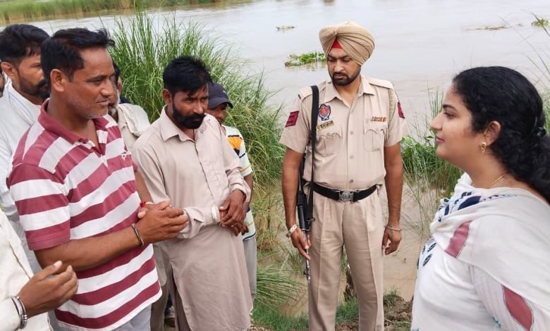 ਡਿਪਟੀ ਕਮਿਸ਼ਨਰ ਨੇ ਸਤਲੁਜ ਦਰਿਆ ਨਾਲ ਲੱਗਦੇ ਪਿੰਡਾਂ ਦਾ ਦੌਰਾ ਕਰਕੇ ਪਾਣੀ ਦੇ ਪੱਧਰ ਤੇ ਬੰਨ੍ਹਾਂ ਦੀ ਸਥਿਤੀ ਦਾ ਲਿਆ ਜਾਇਜ਼ਾ