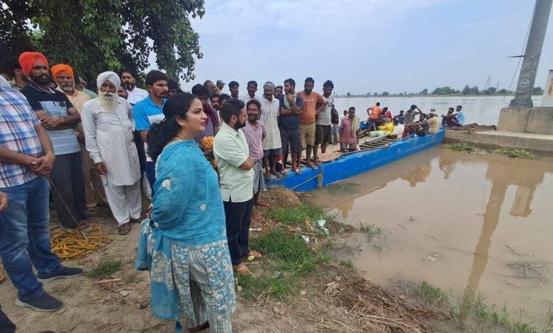 ਡਿਪਟੀ ਕਮਿਸ਼ਨਰ ਵੱਲੋਂ ਸਤਲੁਜ ਦਰਿਆ ਨਾਲ ਲੱਗਦੇ ਪਿੰਡ ਦੋਨਾ ਮੱਤੜ ਦਾ ਦੌਰਾ ਕਰਕੇ ਦਰਿਆ ਵਿੱਚ ਪਾਣੀ ਦੇ ਪੱਧਰ ਦਾ ਲਿਆ ਜਾਇਜ਼ਾ