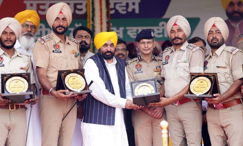 मुख्यमंत्री ने 26 प्रमुख हस्तियों को राज्य पुरस्कार से सम्मानित किया