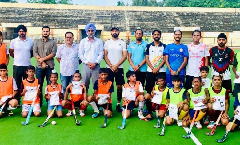 ਅਜ਼ਾਦੀ ਦਿਹਾੜੇ ਮੌਕੇ ਹਾਕੀ ਦੇ ਸ਼ੋਅ ਮੈਚ ਕਰਵਾਏ ਗਏ, ਖੇਡ ਕਿੱਟਾਂ ਵੀ ਵੰਡੀਆਂ ਗਈਆਂ