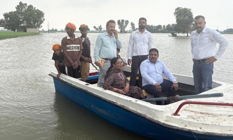 ਸਿਵਲ ਸਰਜਨ ਨੇ ਹੜ੍ਹ ਨਾਲ ਸਬੰਧਤ ਖਦਸ਼ੇ ਨੂੰ ਵੇਖਦਿਆਂ ਸਤਲੁਜ ਨਾਲ ਲੱਗਦੇ ਪਿੰਡਾਂ ਦਾ ਕੀਤਾ ਦੌਰਾ