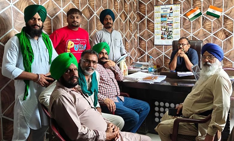 ਲੋਕਾਂ ਵੱਲੋਂ ਮਿਲ ਰਹੀਆਂ ਸ਼ਿਕਾਇਤਾਂ ’ਤੇ ਬੀਕੇਯੂ ਏਕਤਾ ਮਝੈਲ ਆਰ.ਟੀ.ਓ. ਦਫ਼ਤਰ ਪਹੁੰਚ ਲਿਆ ਕੰਮਕਾਜ ਦਾ ਜਾਇਜ਼ਾ