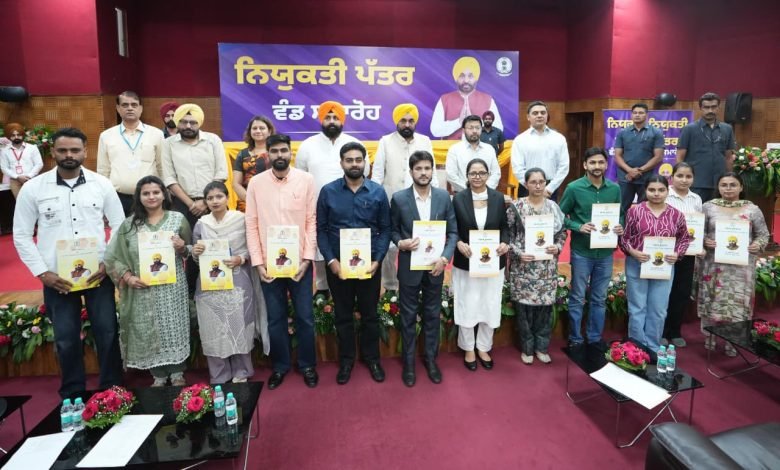 ਤਿੰਨ ਸਾਲਾਂ ਵਿੱਚ ਨੌਜਵਾਨਾਂ ਨੂੰ 55,000 ਤੋਂ ਵੱਧ ਸਰਕਾਰੀ ਨੌਕਰੀਆਂ ਦੇਣ ਵਾਲਾ ਦੇਸ਼ ਦਾ ਪਹਿਲਾ ਸੂਬਾ ਬਣਿਆ ਪੰਜਾਬ-ਮੁੱਖ ਮੰਤਰੀ ਤਿੰਨ ਸਾਲਾਂ ਵਿੱਚ ਨੌਜਵਾਨਾਂ ਨੂੰ 55,000 ਤੋਂ ਵੱਧ ਸਰਕਾਰੀ ਨੌਕਰੀਆਂ ਦੇਣ ਵਾਲਾ ਦੇਸ਼ ਦਾ ਪਹਿਲਾ ਸੂਬਾ ਬਣਿਆ ਪੰਜਾਬ-ਮੁੱਖ ਮੰਤਰੀ