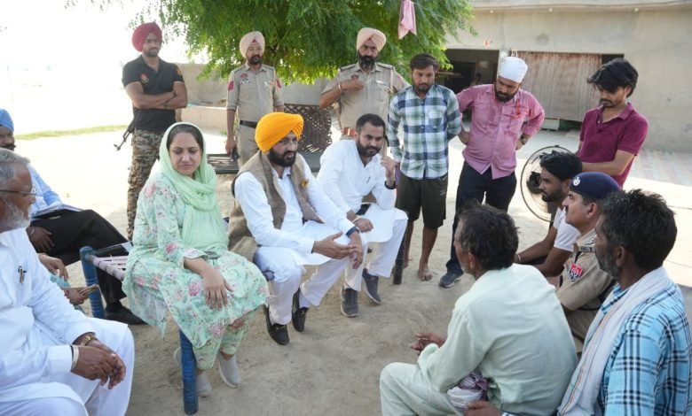 ਕੈਬਨਿਟ ਮੰਤਰੀ ਬਰਿੰਦਰ ਕੁਮਾਰ ਗੋਇਲ ਅਤੇ ਤਰੁਨਪ੍ਰੀਤ ਸਿੰਘ ਸੌਂਦ ਵੱਲੋਂ ਜ਼ਿਲ੍ਹਾ ਫ਼ਾਜ਼ਿਲਕਾ ਦੇ ਸਰਹੱਦੀ ਪਿੰਡਾਂ ਦਾ ਦੌਰਾ ਕੈਬਨਿਟ ਮੰਤਰੀ ਬਰਿੰਦਰ ਕੁਮਾਰ ਗੋਇਲ ਅਤੇ ਤਰੁਨਪ੍ਰੀਤ ਸਿੰਘ ਸੌਂਦ ਵੱਲੋਂ ਜ਼ਿਲ੍ਹਾ ਫ਼ਾਜ਼ਿਲਕਾ ਦੇ ਸਰਹੱਦੀ ਪਿੰਡਾਂ ਦਾ ਦੌਰਾ