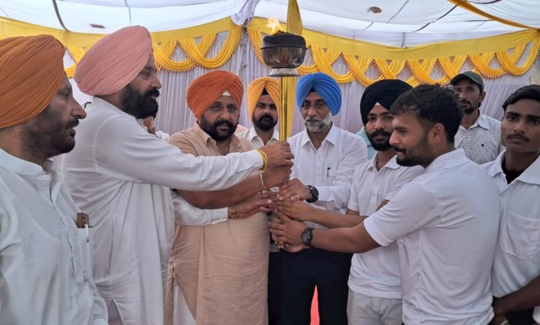 ਖੇਡਾਂ ਵਤਨ ਪੰਜਾਬ ਦੀਆਂ 2025 ਤਹਿਤ ਮਸ਼ਾਲ ਮਾਰਚ ਦਾ ਫਿਰੋਜ਼ਪੁਰ ਜ਼ਿਲ੍ਹੇ ਵਿੱਚ ਪਹੁੰਚਣ ਤੇ ਕੀਤਾ ਗਿਆ ਸਵਾਗਤ ਖੇਡਾਂ ਵਤਨ ਪੰਜਾਬ ਦੀਆਂ 2025 ਤਹਿਤ ਮਸ਼ਾਲ ਮਾਰਚ ਦਾ ਫਿਰੋਜ਼ਪੁਰ ਜ਼ਿਲ੍ਹੇ ਵਿੱਚ ਪਹੁੰਚਣ ਤੇ ਕੀਤਾ ਗਿਆ ਸਵਾਗਤ