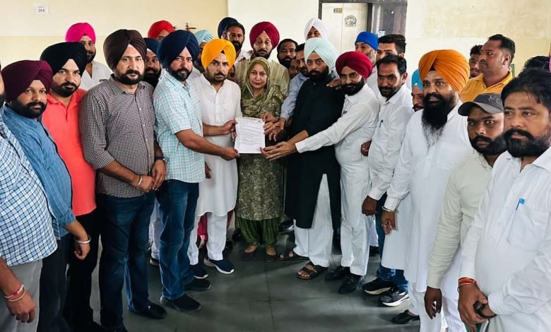 ਆਪ ਆਗੂ ਮਨੀਸ਼ ਸਸੋਦੀਆ ਵਿਰੁੱਧ ਕਾਰਵਾਈ ਕਰਨ ਸਬੰਧੀ ਡਿਪਟੀ ਕਮਿਸ਼ਨਰ ਫਿਰੋਜ਼ਪੁਰ ਨੂੰ ਆਸ਼ੂ ਬੰਗੜ ਦੀ ਅਗਵਾਈ ਵਿੱਚ ਕਾਂਗਰਸੀਆਂ ਨੇ ਸੌਂਪਿਆ ਮੰਗ ਪੱਤਰ