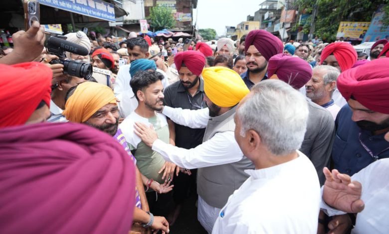 ਪੰਜਾਬ ਸਰਕਾਰ ਨੇ ਹੜ੍ਹਾਂ ਨਾਲ ਨਜਿੱਠਣ ਲਈ ਝੋਕੀ ਪੂਰੀ ਤਾਕਤ: ਬਚਾਅ ਅਤੇ ਰਾਹਤ ਕਾਰਜ ਜੰਗੀ ਪੱਧਰ 'ਤੇ ਜਾਰੀ