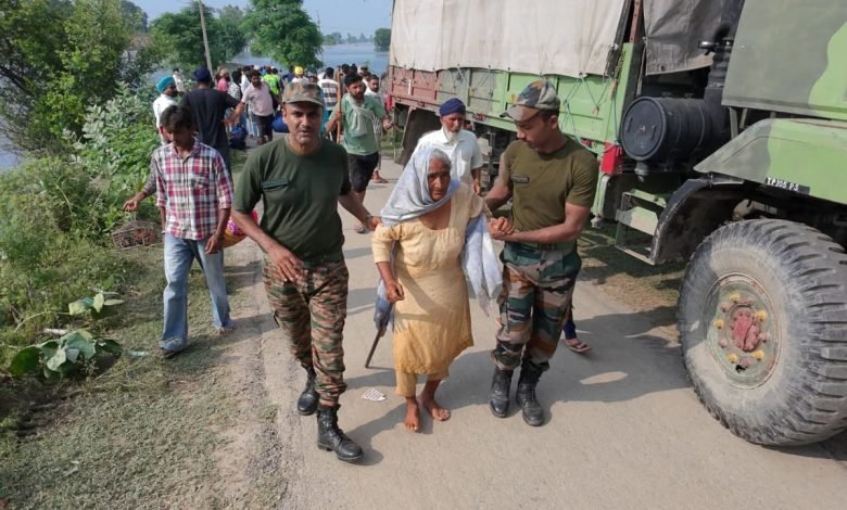 ਹੜ੍ਹ ਰਾਹਤ ਕਾਰਜਾਂ ਦੀ ਅਗਵਾਈ ਕਰ ਰਹੀ ਭਾਰਤੀ ਫੌਜ ਦੀ ਗੋਲਡਨ ਐਰੋ ਡਿਵੀਜ਼ਨ ਫ਼ਿਰੋਜ਼ਪੁਰ