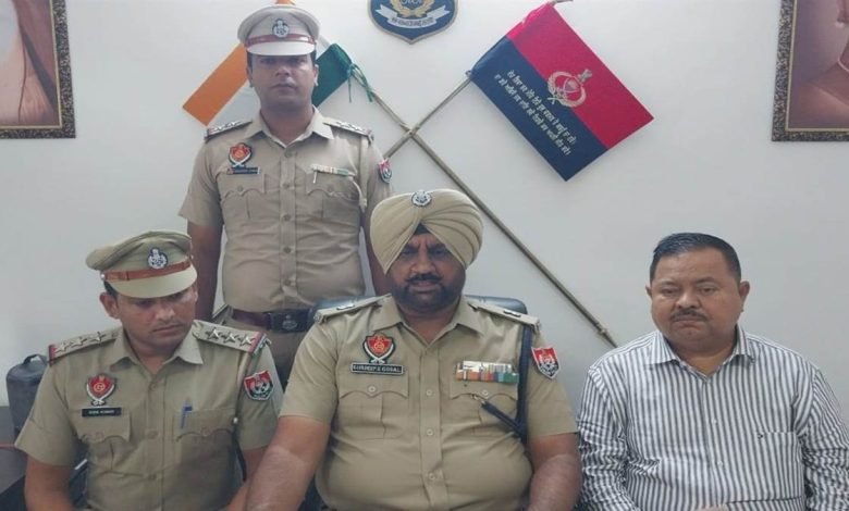 ਕਤਲ ਦਾ ਮਾਮਲੇ ਸੁਲਝਾਉਦਿਆ ਦੋਸ਼ੀ ਨੂੰ 36 ਘੰਟਿਆਂ ’ਚ ਕੀਤਾ ਗ੍ਰਿਫ਼ਤਾਰ ਕਤਲ ਦਾ ਮਾਮਲੇ ਸੁਲਝਾਉਦਿਆ ਦੋਸ਼ੀ ਨੂੰ 36 ਘੰਟਿਆਂ ’ਚ ਕੀਤਾ ਗ੍ਰਿਫ਼ਤਾਰ