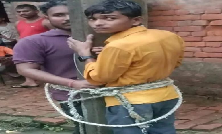 ਦੋ ਨੌਜਵਾਨਾਂ ਨੂੰ ਖੰਭੇ ਨਾਲ ਬੰਨ੍ਹ ਕੇ ਕੁੱਟਣ ਦੀ ਤਸਵੀਰ ਵਾਇਰਲ, ਪੁਲਿਸ ਵਿਭਾਗ 'ਚ ਮਚੀ ਹਫੜਾ-ਦਫੜੀ