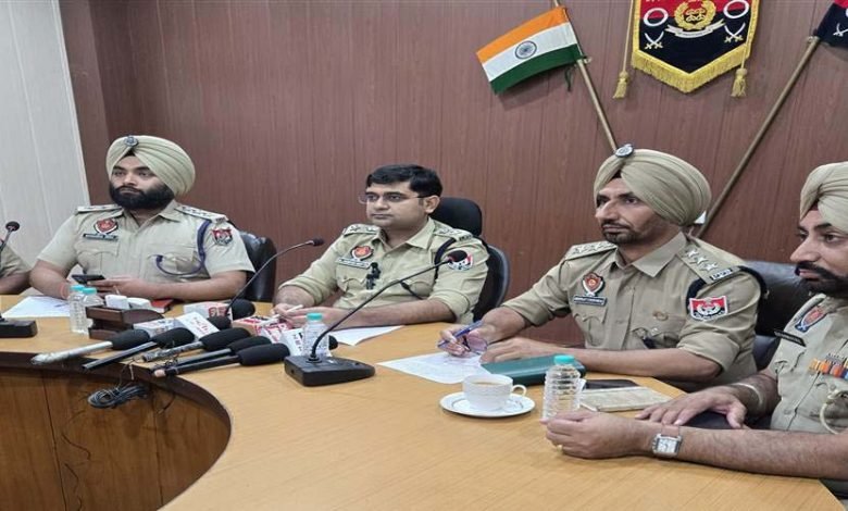 ਬੇਦਰਦੀ ਨਾਲ ਨੌਜਵਾਨ ਨੂੰ ਕਤਲ ਕਰਨ ਵਾਲੇ ਭਰਾਵਾਂ ’ਚੋਂ ਇੱਕ ਗ੍ਰਿਫ਼ਤਾਰ, ਨੌਜਵਾਨ ਦਾ ਪਿਸਤੌਲ ਵੀ ਕੀਤਾ ਬਰਾਮਦ ਬੇਦਰਦੀ ਨਾਲ ਨੌਜਵਾਨ ਨੂੰ ਕਤਲ ਕਰਨ ਵਾਲੇ ਭਰਾਵਾਂ ’ਚੋਂ ਇੱਕ ਗ੍ਰਿਫ਼ਤਾਰ, ਨੌਜਵਾਨ ਦਾ ਪਿਸਤੌਲ ਵੀ ਕੀਤਾ ਬਰਾਮਦ