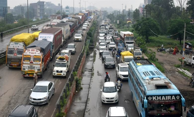 ਰਾਹਗੀਰਾਂ ਨੂੰ ਬਚਾਉਂਦਿਆਂ ਪਲਟਿਆ ਸੇਬਾਂ ਨਾਲ ਭਰਿਆ ਟਰੱਕ