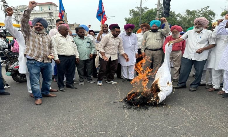 ਮੁਲਜ਼ਮ ਤੇ ਪੈਨਸ਼ਨਰਾਂ ਨੇ ਮੁੱਖ ਮੰਤਰੀ ਤੇ ਵਿੱਤ ਮੰਤਰੀ ਦੇ ਪੁਤਲੇ ਫੂਕੇ