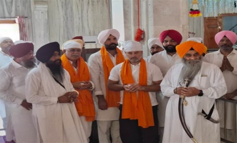 ਗੁਰਦੁਆਰਾ ਸਮਾਧ ਬਾਬਾ ਬੁੱਢਾ ਸਾਹਿਬ ਰਮਦਾਸ ’ਚ ਰਾਹੁਲ ਗਾਂਧੀ ਨੂੰ ਕੀਤਾ ਸਨਮਾਨਤ