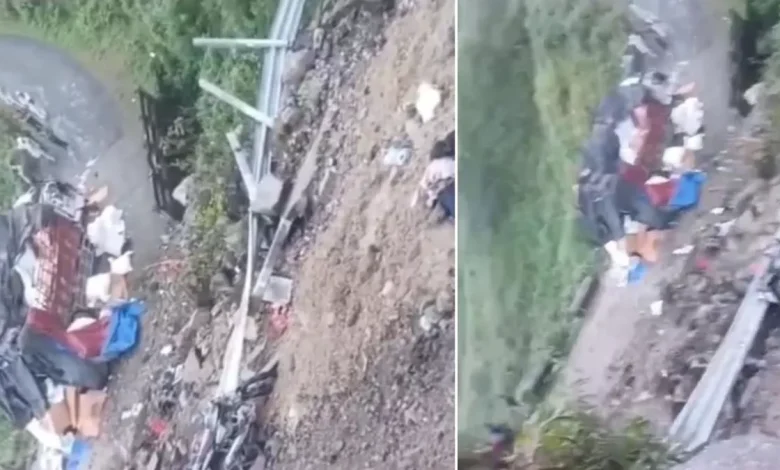 ਚੰਬਾ-ਪਠਾਨਕੋਟ NH ਧਸਿਆ, ਹਾਈਵੇਅ 'ਤੇ ਚੱਲ ਰਹੇ ਤਿੰਨ ਵਾਹਨ ਲਿੰਕ ਰੋਡ 'ਤੇ ਡਿੱਗੇ ਚੰਬਾ-ਪਠਾਨਕੋਟ NH ਧਸਿਆ, ਹਾਈਵੇਅ 'ਤੇ ਚੱਲ ਰਹੇ ਤਿੰਨ ਵਾਹਨ ਲਿੰਕ ਰੋਡ 'ਤੇ ਡਿੱਗੇ