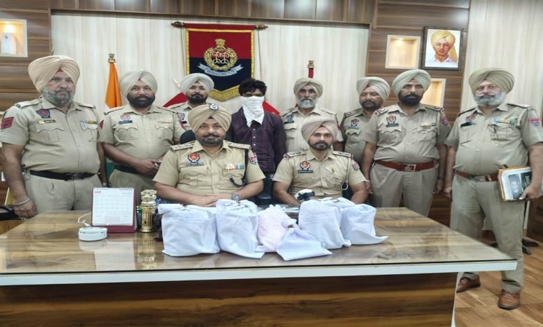 ਸਰਹੱਦ ਪਾਰੋਂ ਆਏ ਆਧੁਨਿਕ ਗਲੋਕ ਪਿਸਟਲ ਤੇ 30 ਹਜ਼ਾਰ ਦੀ ਨਕਦੀ ਸਣੇ ਕਾਬੂ