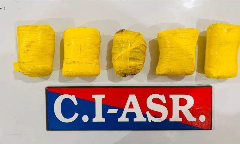 ਅੰਮ੍ਰਿਤਸਰ ਵਿਖੇ ਸਰਹੱਦ ਪਾਰੋਂ ਚੱਲ ਰਹੇ ਨਸ਼ਾ ਤਸਕਰੀ ਦੇ ਨੈੱਟਵਰਕ ਦਾ ਪਰਦਾਫਾਸ਼ ਅੰਮ੍ਰਿਤਸਰ ਵਿਖੇ ਸਰਹੱਦ ਪਾਰੋਂ ਚੱਲ ਰਹੇ ਨਸ਼ਾ ਤਸਕਰੀ ਦੇ ਨੈੱਟਵਰਕ ਦਾ ਪਰਦਾਫਾਸ਼