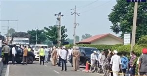 ਜਲੰਧਰ ਪਹੁੰਚੇ ਡੇਰਾ ਸਤਿਸੰਗ ਬਿਆਸ ਦੇ ਮੁਖੀ ਬਾਬਾ ਗੁਰਿੰਦਰ ਸਿੰਘ, ਸ਼ਾਹਕੋਟ ਦੇ ਹੜ੍ਹ ਪ੍ਰਭਾਵਿਤ ਇਲਾਕੇ ਲਈ ਹੋਏ ਰਵਾਨਾ ਜਲੰਧਰ ਪਹੁੰਚੇ ਡੇਰਾ ਸਤਿਸੰਗ ਬਿਆਸ ਦੇ ਮੁਖੀ ਬਾਬਾ ਗੁਰਿੰਦਰ ਸਿੰਘ, ਸ਼ਾਹਕੋਟ ਦੇ ਹੜ੍ਹ ਪ੍ਰਭਾਵਿਤ ਇਲਾਕੇ ਲਈ ਹੋਏ ਰਵਾਨਾ