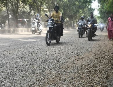 ‘ਮੰਤਰੀ ਜੀ, ਸੜਕਾਂ ਤਾਂ ਬਣਵਾਓ, ਟੋਇਆਂ ’ਚ ਸਮਾ ਰਿਹਾ ਵਿਕਾਸ