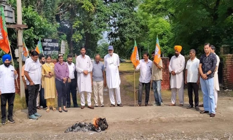 ਭਾਜਪਾ ਨੇ ਕੀਤਾ ਵਿਰੋਧ ਪ੍ਰਦਰਸ਼ਨ, ਮੁੱਖ ਮੰਤਰੀ ਦਾ ਪੁਤਲਾ ਸਾੜਿਆ ਭਾਜਪਾ ਨੇ ਕੀਤਾ ਵਿਰੋਧ ਪ੍ਰਦਰਸ਼ਨ, ਮੁੱਖ ਮੰਤਰੀ ਦਾ ਪੁਤਲਾ ਸਾੜਿਆ